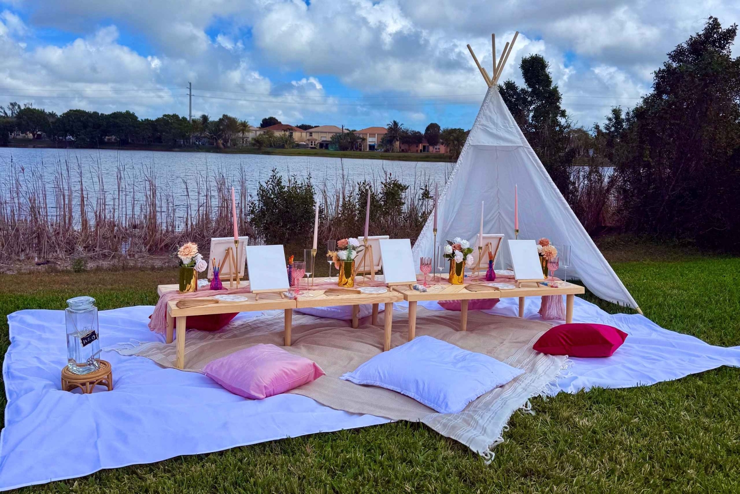 Experiencia de lujo al aire libre con pintura y copas, cerca de Miami.