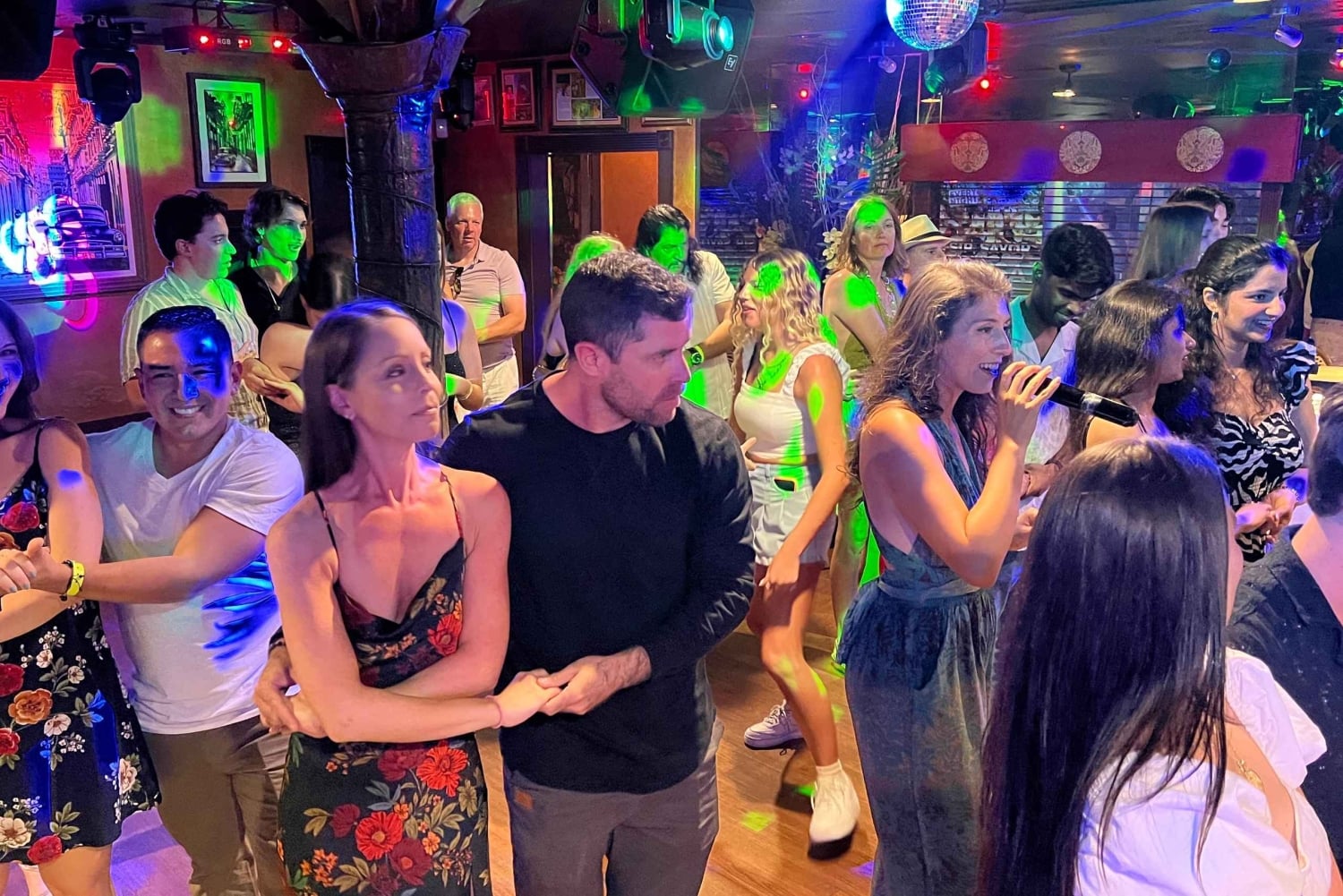 Mango's Miami: clases de salsa, mojitos, picoteo y música en vivo