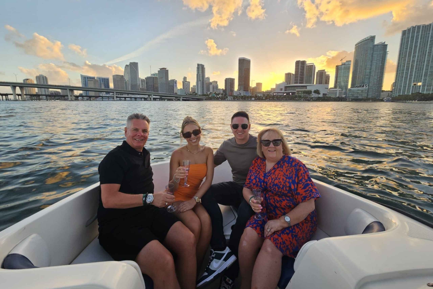 Miami: 2-stündige Bootsfahrt mit Musik (BYOB)