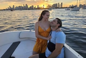 Miami: 2-stündige Bootsfahrt mit Musik (BYOB)