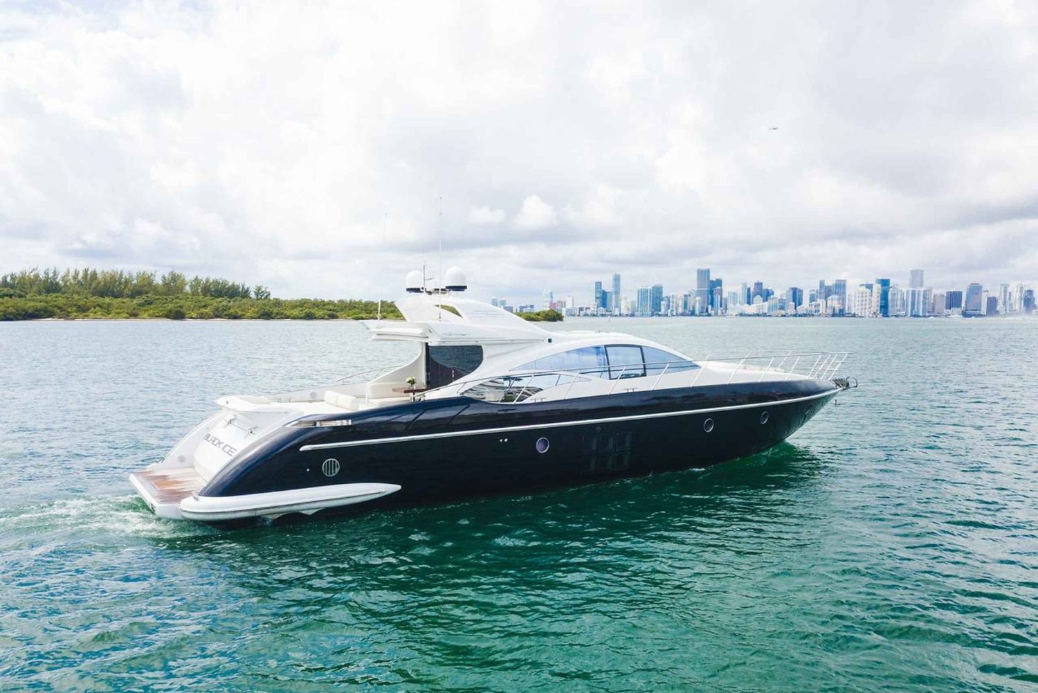 Miami: 2025 Axopar 37 Brabus Edition bådudlejning