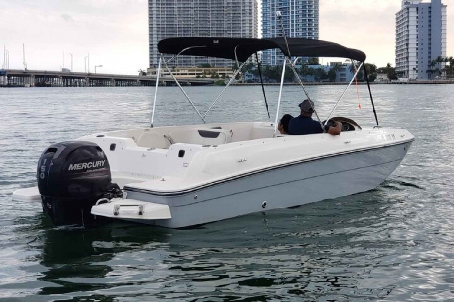 Miami: 21-Foot Boat Rental for up to 7 People in Miami Bay