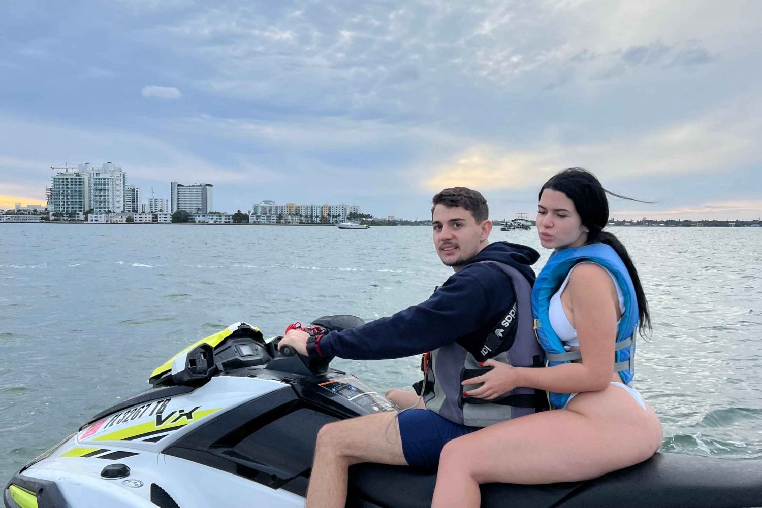 Miami Beach: Experiencia de alquiler de motos acuáticas con barco y bebidas