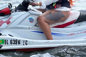 Miami Beach: Experiencia de alquiler de motos acuáticas con barco y bebidas