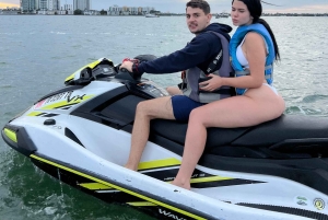 Miami Beach: Experiencia de alquiler de motos acuáticas con barco y bebidas