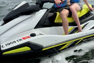 Miami Beach: Experiencia de alquiler de motos acuáticas con barco y bebidas