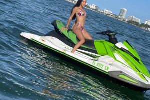 Miami Beach: Experiencia de alquiler de motos acuáticas con barco y bebidas
