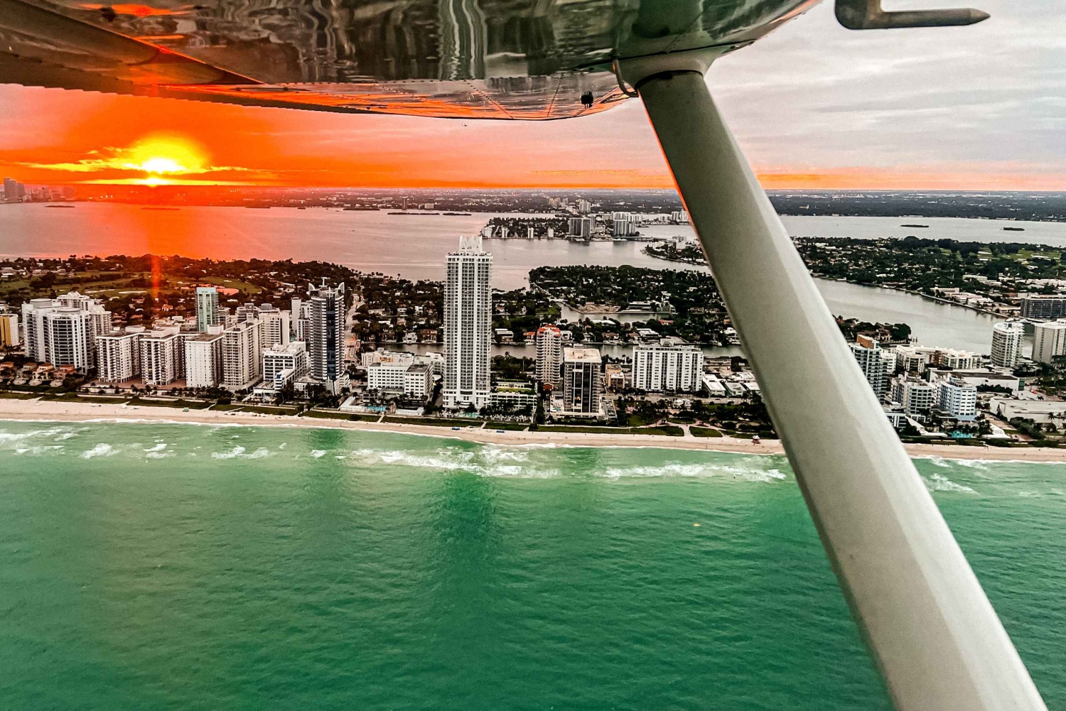 Miami Beach: Private Romantic Sunset Flight with Champagne