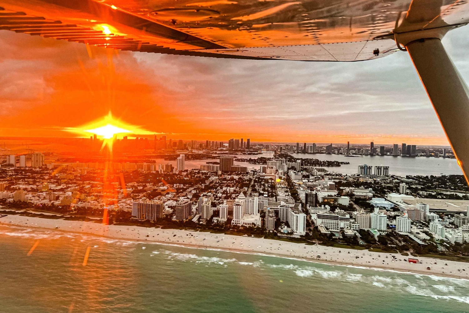 Miami Beach: Private Romantic Sunset Flight with Champagne