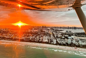 Miami Beach: Private Romantic Sunset Flight with Champagne
