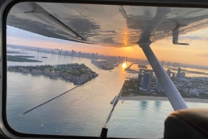 Miami Beach: Private Romantic Sunset Flight with Champagne
