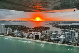 Miami Beach: Private Romantic Sunset Flight with Champagne
