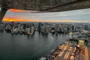 Miami Beach: Private Romantic Sunset Flight with Champagne