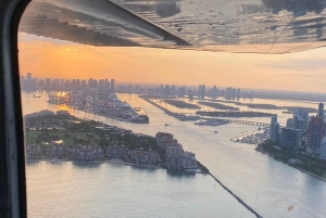 Miami Beach: Private Romantic Sunset Flight with Champagne