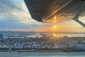 Miami Beach: Private Romantic Sunset Flight with Champagne