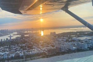Miami Beach: Private Romantic Sunset Flight with Champagne