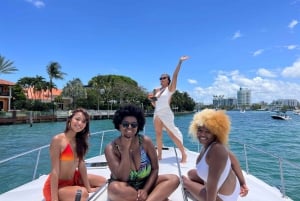 Miami Beach: Alquiler de yate privado con capitán y champán
