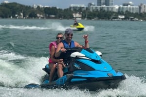 Miami Beach : location d'un WaveRunner pendant 1 heure et tour en bateau d'une heure