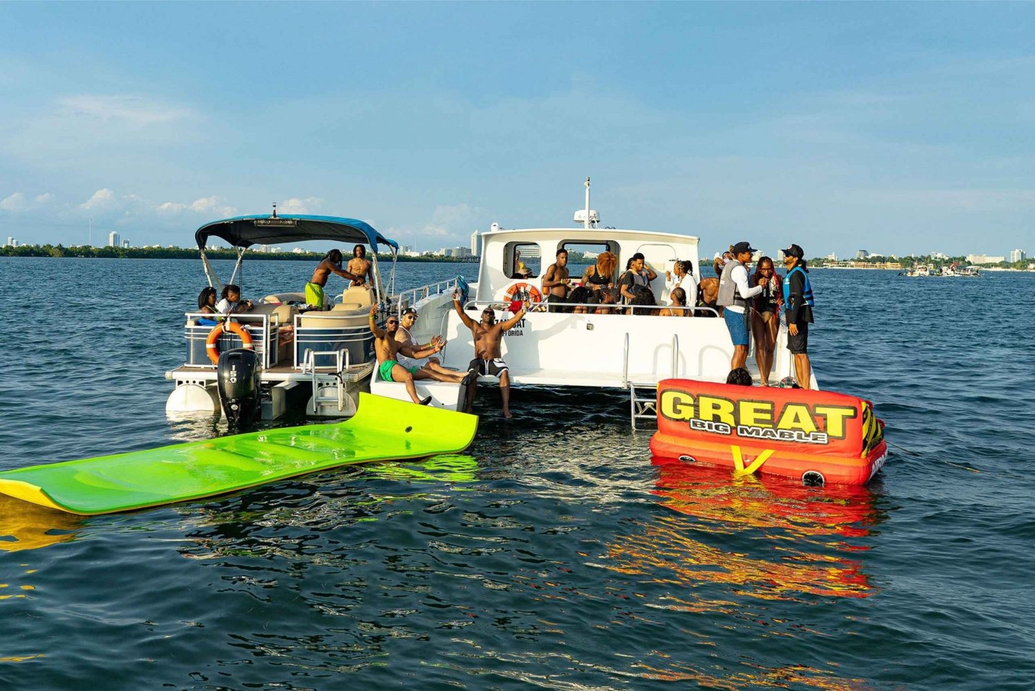 Miami: Festa de um dia em um barco com jet ski, bebidas, música e tubulação
