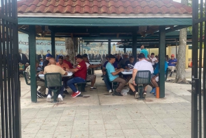 Miami: Calle Ocho Coffee and Cigar Walking Tour with Cruise