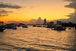 Miami: Enjoy this private Boat Cruise Tour, Sundeck 24Ft.