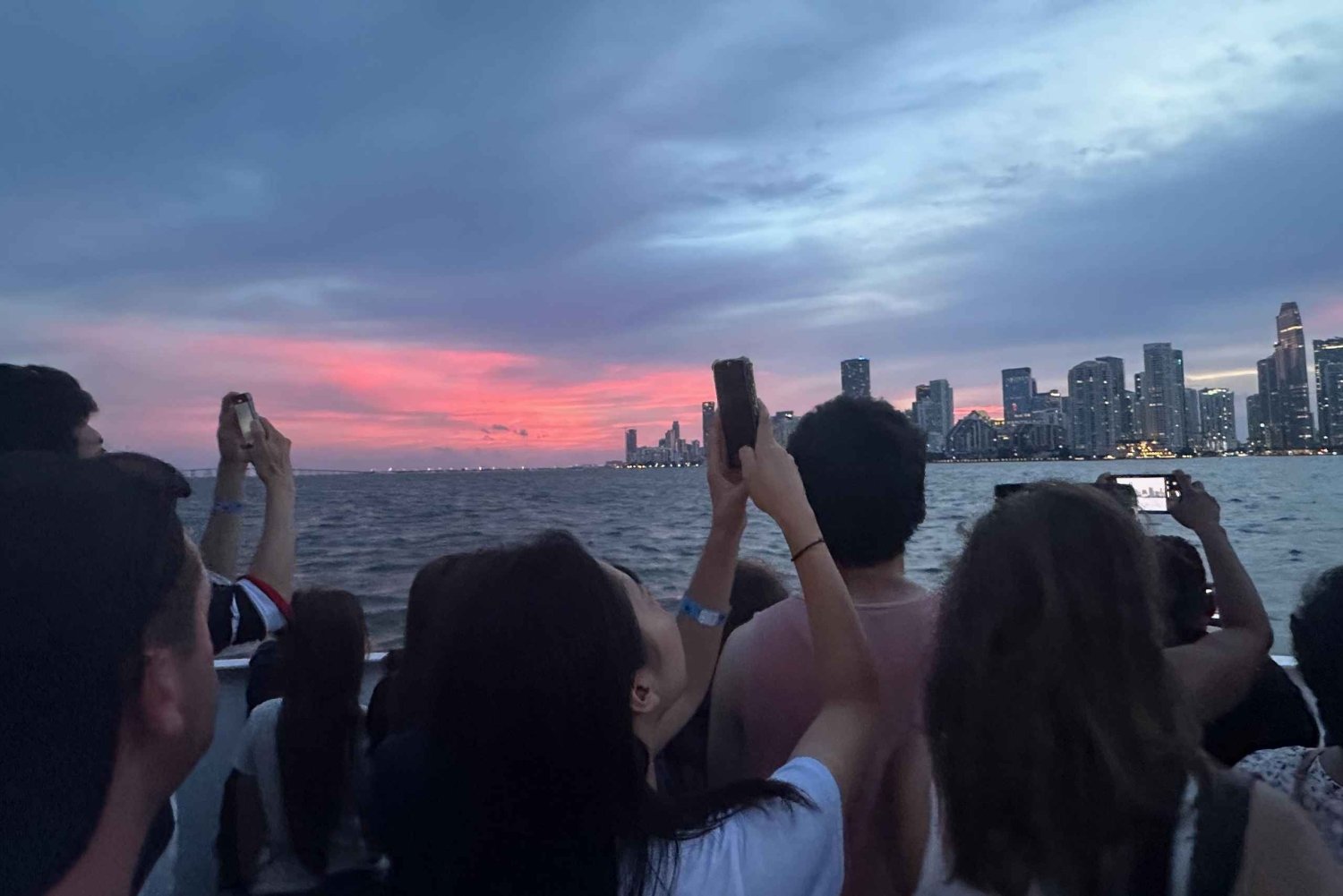 Abendliche Sonnenuntergangsfahrt in Miami Millionärs-Häuser + Skyline-Lichter