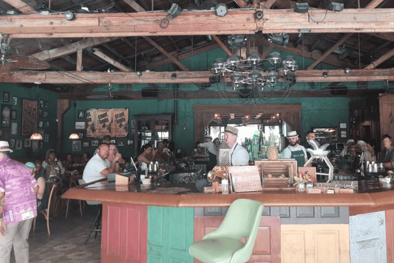 Miami: Food tour in French in a convertible Mustang or luxury SUV