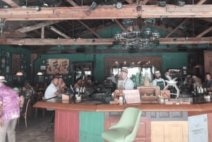 Miami: Food tour in French in a convertible Mustang or luxury SUV