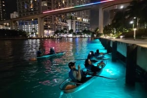 Miami: Tour noturno em caiaque com iluminação LED guiado e bebidas
