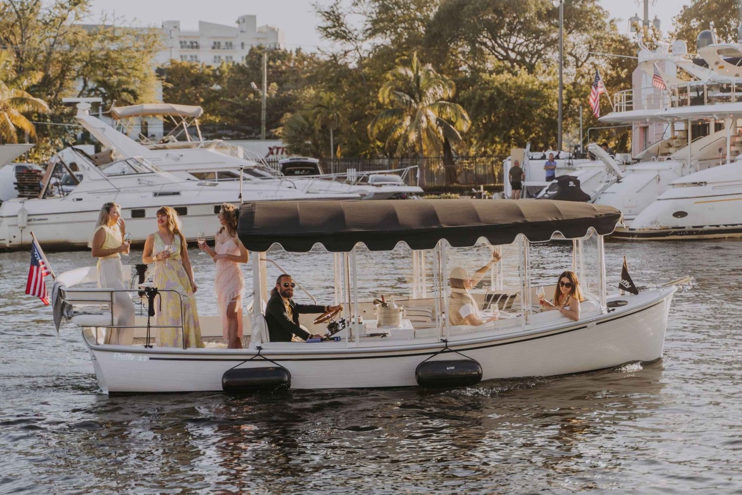 Miami: Crociera di lusso in barca elettrica con degustazione di vini e salumi