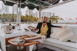 Miami: Crucero en barco de lujo con vino y tabla de embutidos