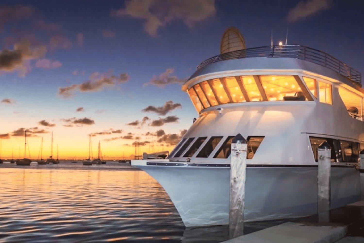 Miami: Party Yacht Cruise with Open Bar and DJ