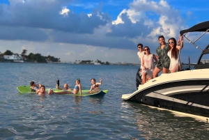 Miami: Tour en barco privado por la costa de 29' con cubierta Sundeck