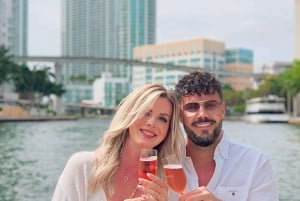 Miami: Prywatna wycieczka łodzią 29' Sundeck Coastal Highlights Boat Tour