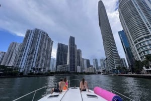 Miami: Alquiler de Yate Privado de Lujo de 52 pies con Capitán