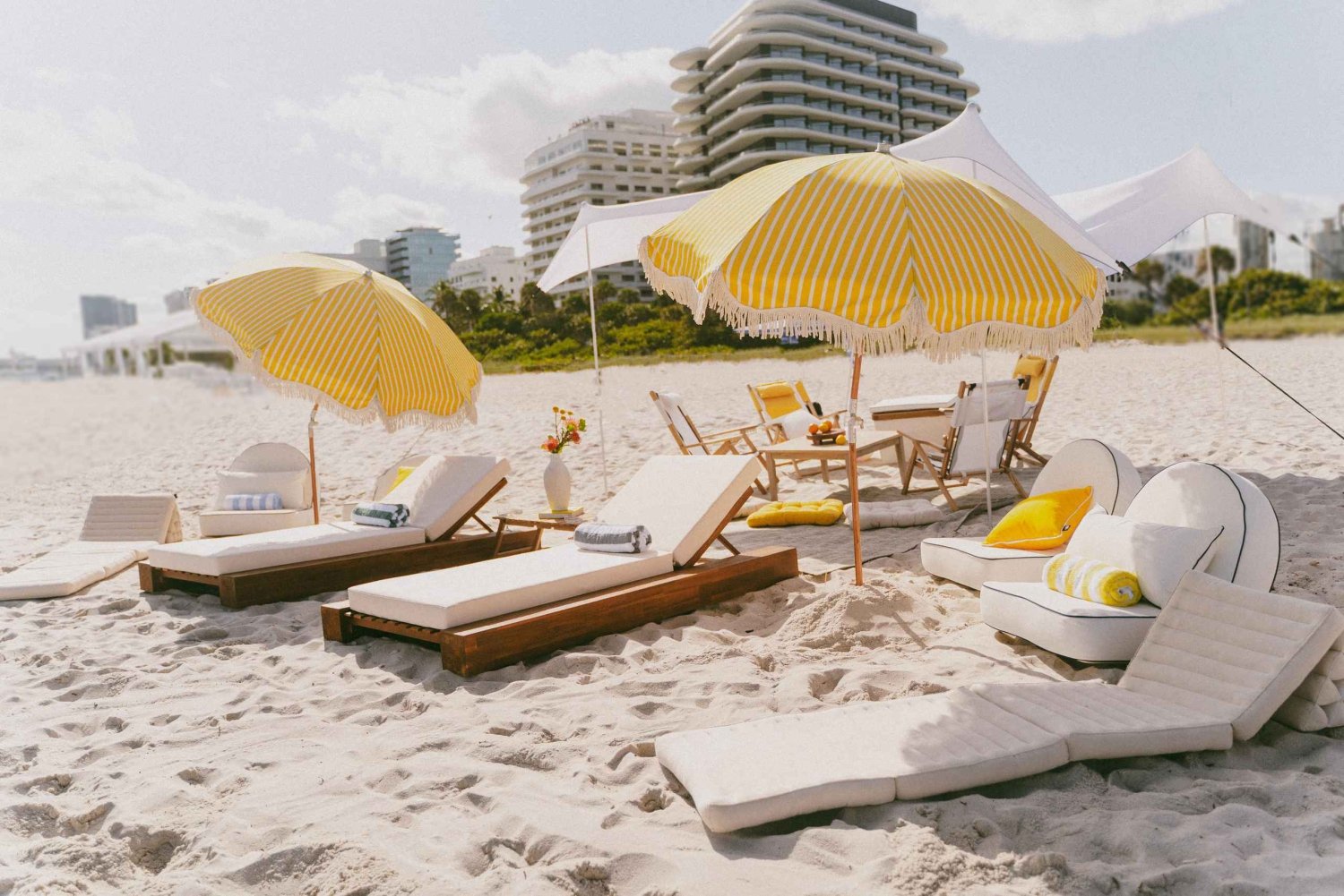 Miami: Private Beach Lounge and Picnic Set Up