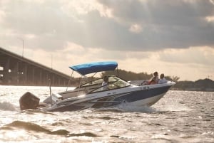 Майами: аренда частной лодки с шампанским и капитаном