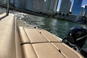 Miami: Privat omvisning med 29' Sundeck Coastal Highlights Boat Tour