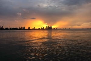 Miami: Prywatna wycieczka łodzią o zachodzie słońca z butelką szampana