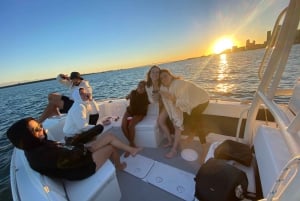 Miami : Visite privée en bateau au coucher du soleil avec une bouteille de champagne