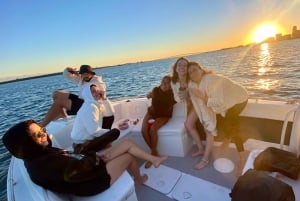 Miami: Private Sunset Boat Tour with Bottle of Champagne