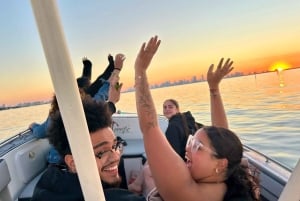 Miami: Private Sunset Boat Tour with Bottle of Champagne