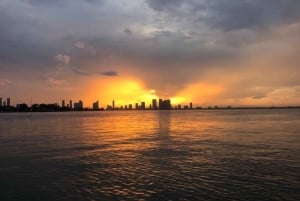 Miami: Private Sunset Boat Tour with Bottle of Champagne
