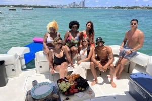 Miami: Excursión Privada en Yate de Alquiler con Champán y Snorkel