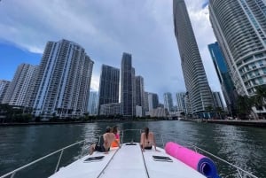 Miami: Excursión Privada en Yate de Alquiler con Champán y Snorkel