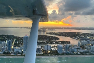 Miami: Romantic 1-Hour Private Flight Tour with Champagne