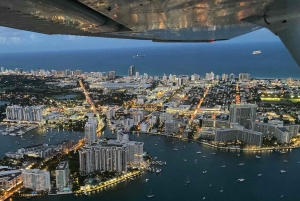 Miami: Romantic 1-Hour Private Flight Tour with Champagne