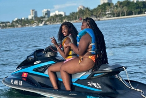 Miami: Havsäventyr! Jetski-uthyrning + 30 min båttur ingår