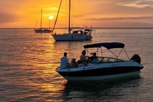 Cruzeiro privativo ao pôr do sol e à noite em Miami com vista para o horizonte