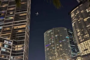 Privévaart bij zonsondergang en nacht in Miami met uitzicht op de skyline